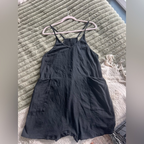 Black Sleeveless Romper with Pockets - Picture 10 of 10